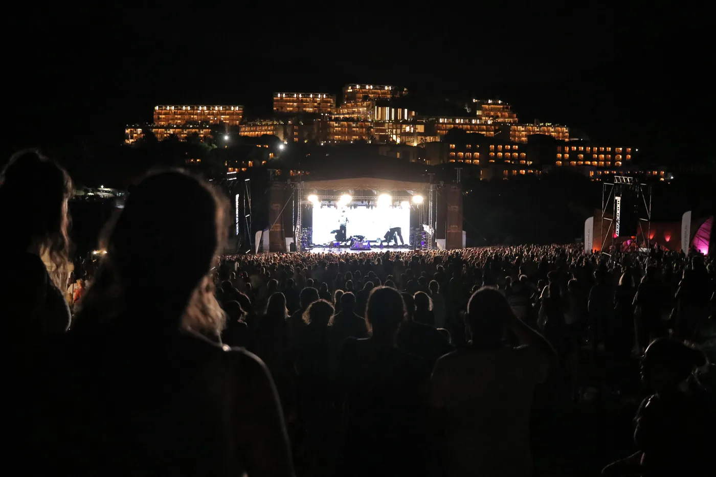 Open-Air-Konzert auf Mallorca bei Nacht – Publikum vor der Bühne