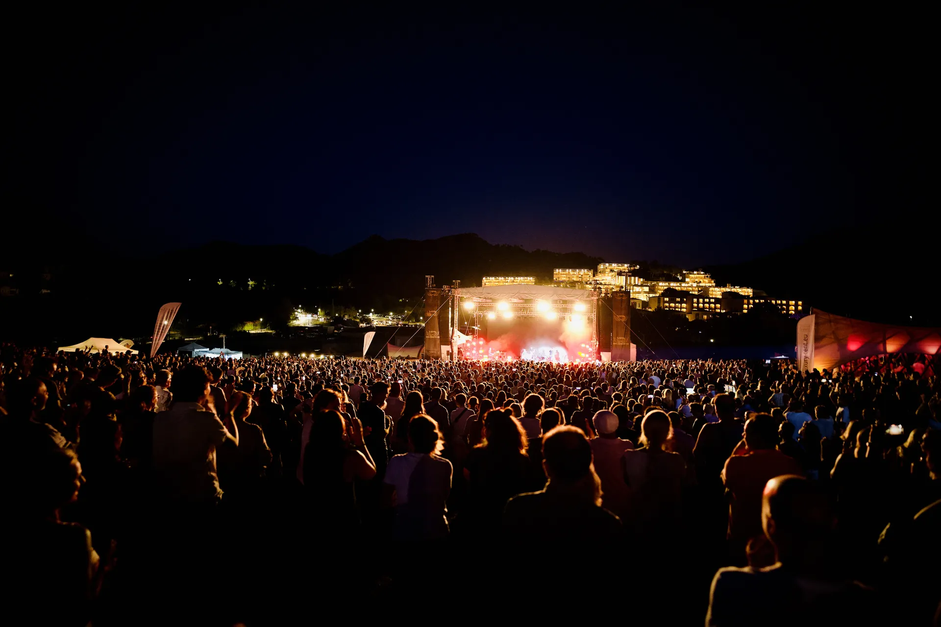 Open-Air-Konzert auf Mallorca bei Nacht
