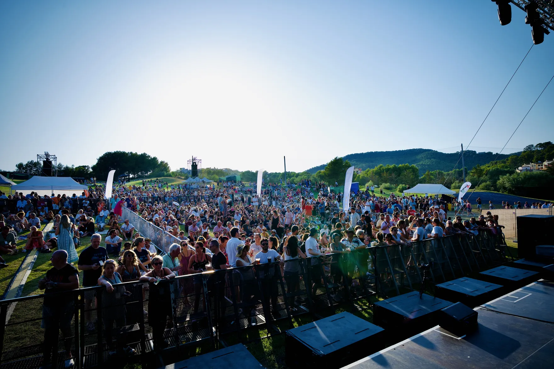 Festival auf Mallorca – Open-Air-Bühne und Publikum bei Tag