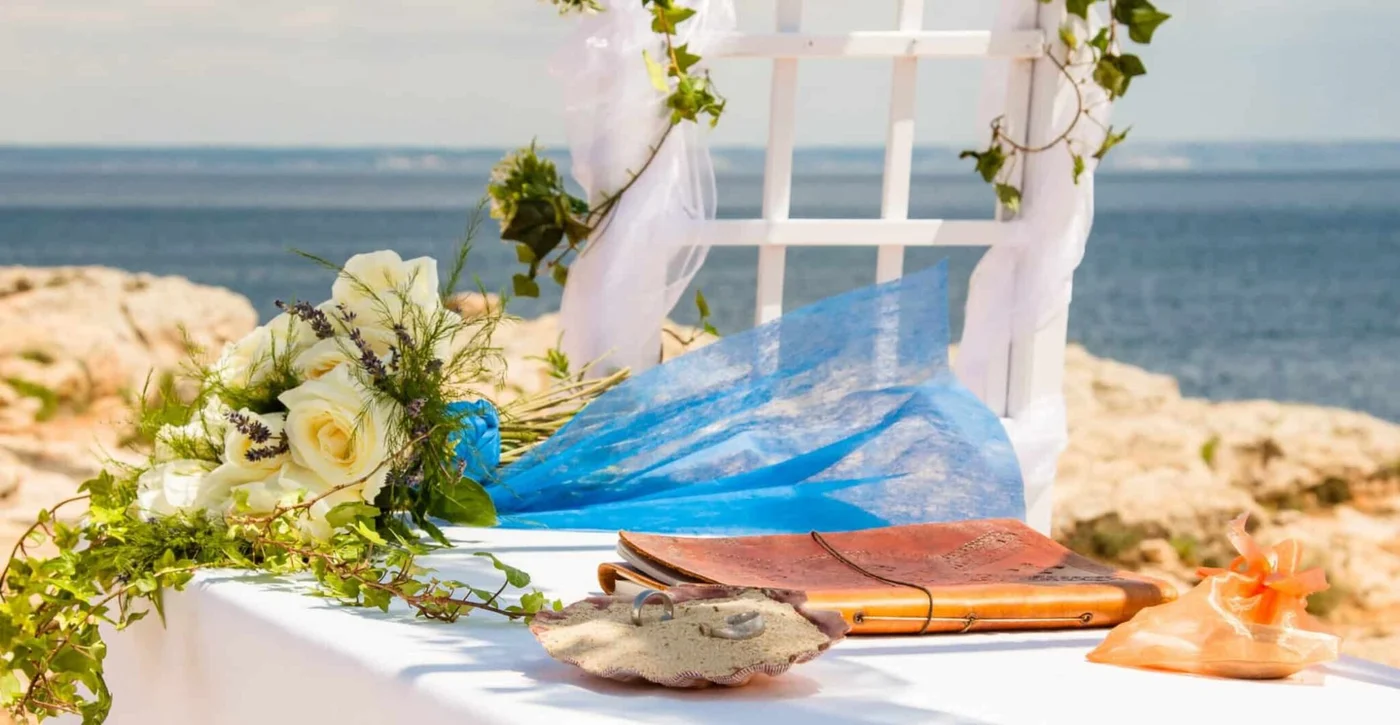 Bridal bouquet and wedding details by the sea on Mallorca